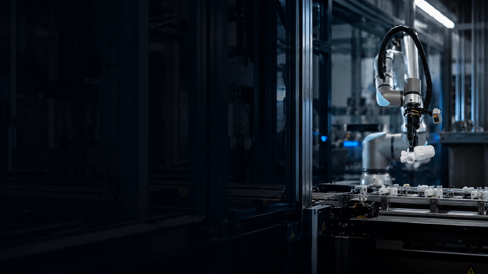 Automatisierte Produktionszelle mit Industrieroboter in Smart-Manufacturing-Umgebung